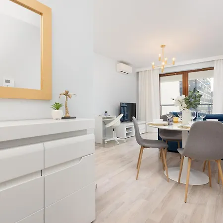 Grzybowska With Air Conditioning & Balcony By Renters Prestige ורשה