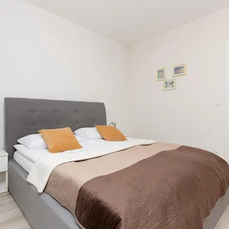 Daire Grzybowska With Air Conditioning & Balcony By Renters Prestige Varşova