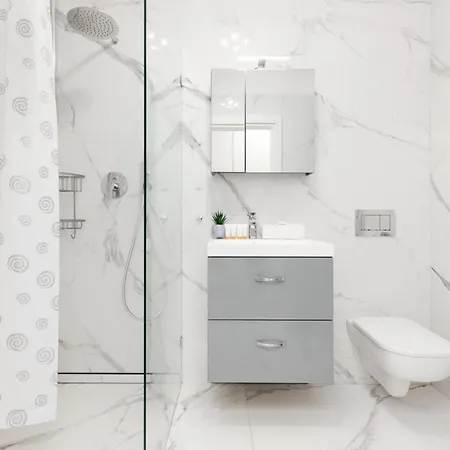 Daire Grzybowska With Air Conditioning & Balcony By Renters Prestige