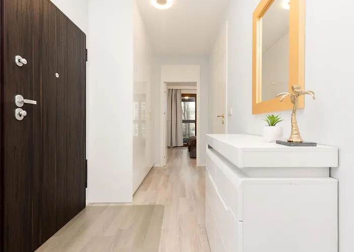 Grzybowska With Air Conditioning & Balcony By Renters Prestige * Warszawa