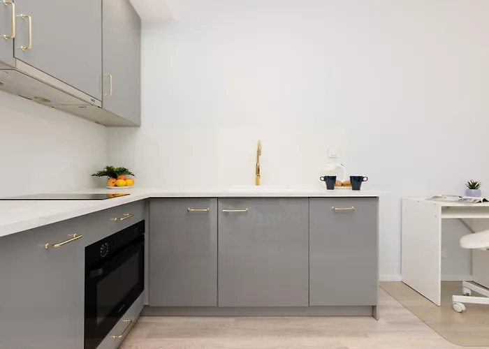 Grzybowska With Air Conditioning & Balcony By Renters Prestige * Warszawa